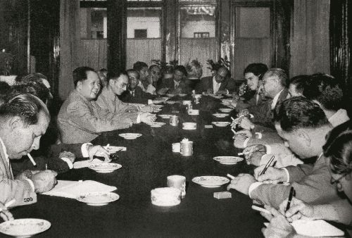 1959年6月11日，毛泽东主席和周恩来总理会见应外交学会邀请访华的秘鲁和平委员会主席埃尔内斯托• 莫雷率领的多党派议员访华团全体成员。